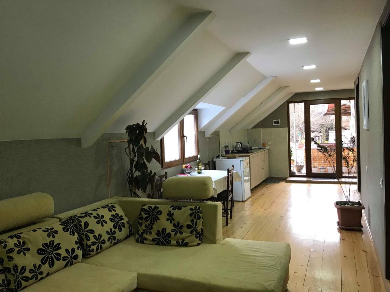 Anano'S Guesthouse 보르조미 외부 사진